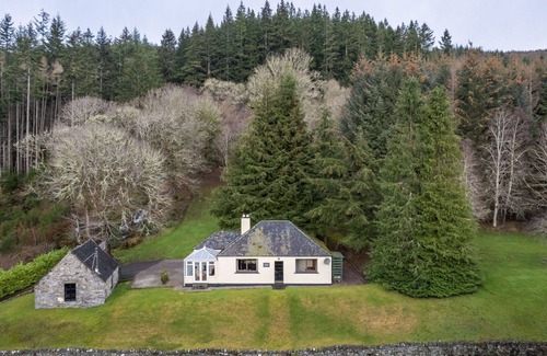Invermoriston House | Wonderful private villa for 6 guests with WIFI, TV, patio and panoramic view