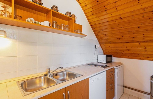 Balatonalmadi House | Wonderful private villa for 9 people with WIFI, TV, patio, pets allowed and parking
