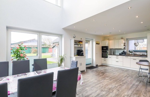 Wanna House | Wonderful private villa for 10 people with hot tub, WIFI, TV and patio