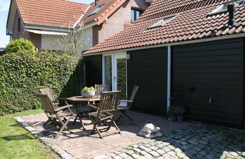 Schoondijke House | Wonderful private villa for 4 guests with WIFI, TV, terrace and pets allowed