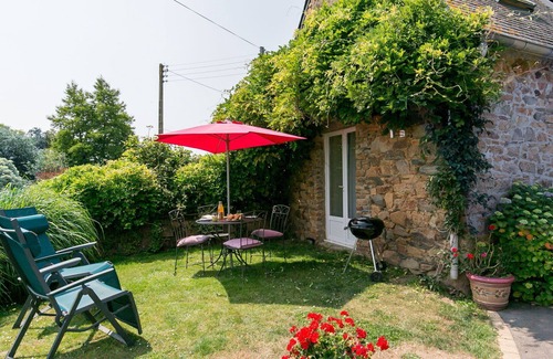 Saint-Jean-du-Doigt Villa | Wonderful private villa for 2 guests with WIFI, TV, patio and pets allowed