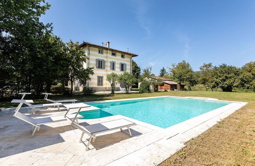 Scarperia e San Piero Villa | Wonderful private villa for 16 people with WIFI, private pool, TV, patio and pets allowed