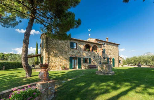 Lucignano Villa | Wonderful private villa for 15 people with private pool, WIFI, TV, veranda and panoramic view