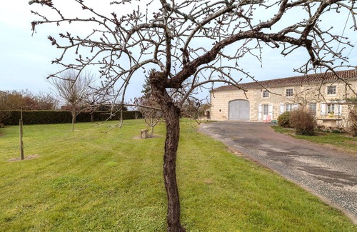 Berneuil Villa | Wonderful private villa for 4 guests with WIFI, TV, terrace and pets allowed