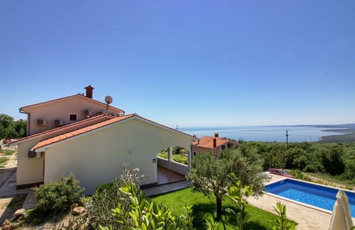 Brovinje House | Wonderful private villa for 10 guests with WIFI, A/C, private pool, TV, terrace and pets allowed