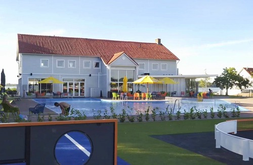 Nunspeet House | Wonderful private villa for 4 guests with WIFI, pool, TV and terrace