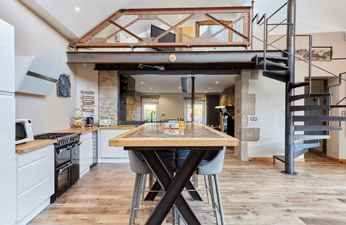 Reville House | Wonderful private villa for 8 guests with WIFI, TV, pets allowed and parking
