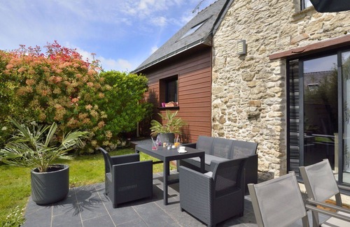 Besne House | Wonderful private villa for 5 guests with WIFI, TV, patio and pets allowed