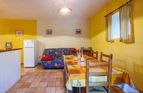 Barjac House | Wonderful private villa for 4 guests with TV, terrace, pets allowed and panoramic view