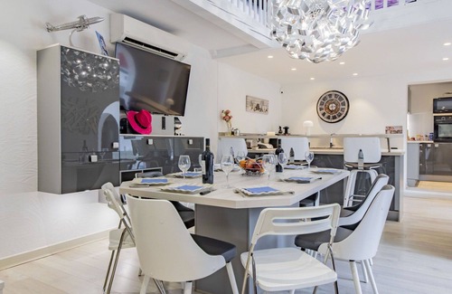 Les 3 Ponts Villa | Wonderful private villa with WIFI, A/C, private pool, hot tub, TV, terrace and pets allowed
