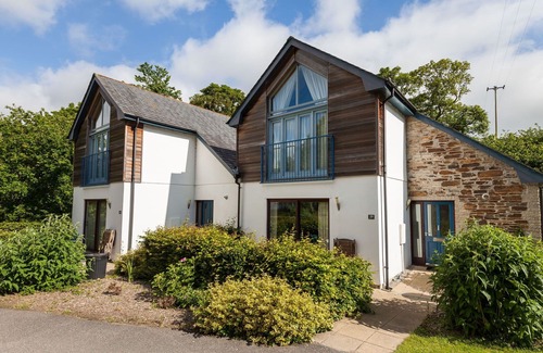 Carnon Downs House | Wonderful private villa for 4 guests with WIFI, pool, TV, patio and pets allowed