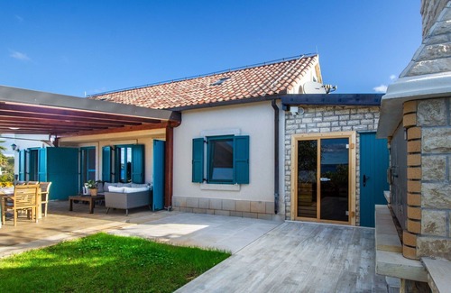 Ugljan House | Wonderful private villa for 8 guests with WIFI, A/C, private pool, TV and patio