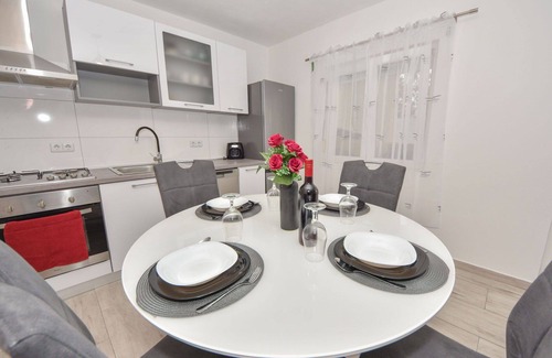 Maslenica House | Wonderful private villa for 10 people with private pool, A/C, WIFI, TV and terrace
