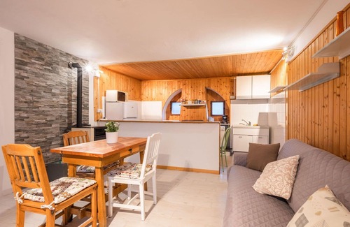 Armeno House | Wonderful private villa for 4 people with WIFI, TV, patio and pets allowed