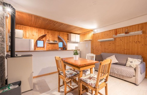 Armeno House | Wonderful private villa for 4 people with WIFI, TV, patio and pets allowed