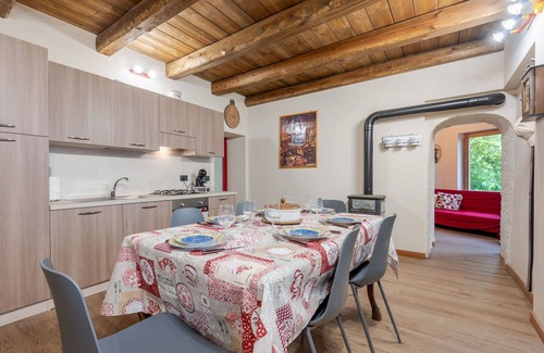 Piasco House | Wonderful private villa for 5 people with WIFI, hot tub, TV, patio, pets allowed and panoramic v.