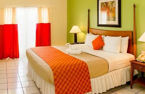 Rodney Bay Hotel | Wonderful Trip! 3 Family-friendly Units with Free Parking, Outdoor Pool!
