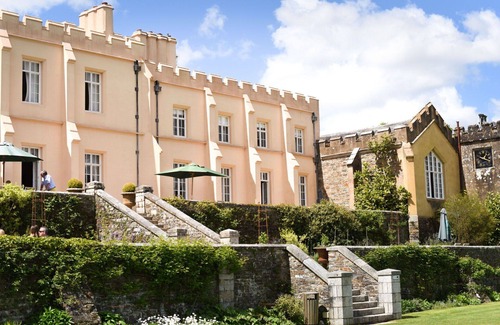 Saltash House | Wonderful villa for 19 people with WIFI, pool, TV, terrace and pets allowed