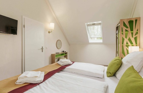 Medebach House | Wonderful villa for 6 guests with WIFI, hot tub, pool, TV, terrace and parking