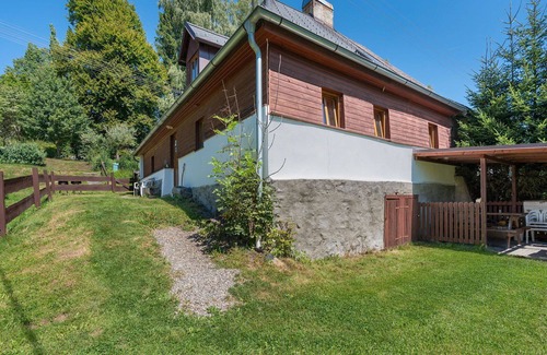 Lenora House | Wonderful villa for 11 guests with TV, patio and pets allowed