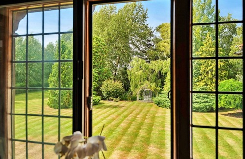Tring House | Wonderful villa for 16 people with WIFI, hot tub and pets allowed
