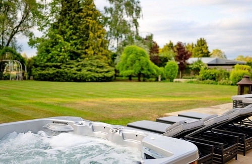 Tring House | Wonderful villa for 16 people with WIFI, hot tub and pets allowed