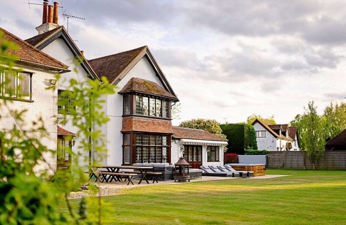 Tring House | Wonderful villa for 16 people with WIFI, hot tub and pets allowed
