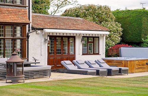 Tring House | Wonderful villa for 16 people with WIFI, hot tub and pets allowed
