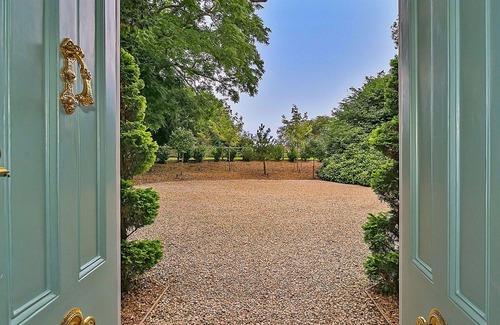 Yardley Gobion House | Wonderful villa for 17 people with hot tub, WIFI, terrace and pets allowed