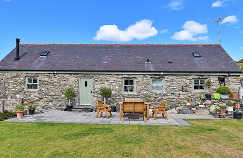 Llandrillo House | Wonderful villa for 6 guests with hot tub, WIFI, TV and terrace