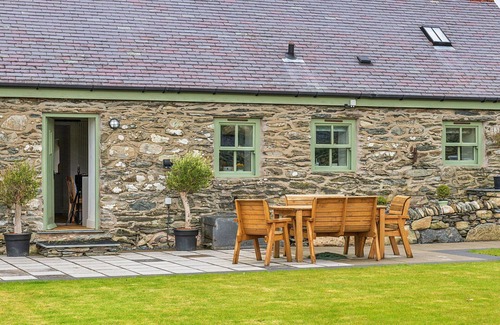 Llandrillo House | Wonderful villa for 6 guests with hot tub, WIFI, TV and terrace