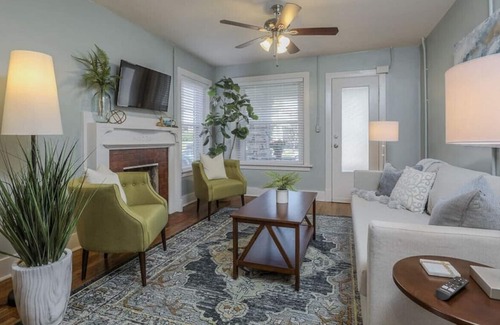 Central Hyde Park Apartment | Wonderful Whereabouts: 1bd/1ba