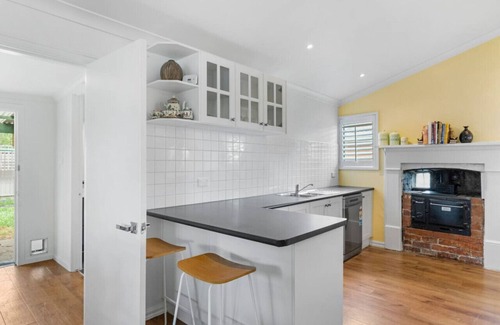 Redan House | Wonky Cottage: large backyard, close to CBD