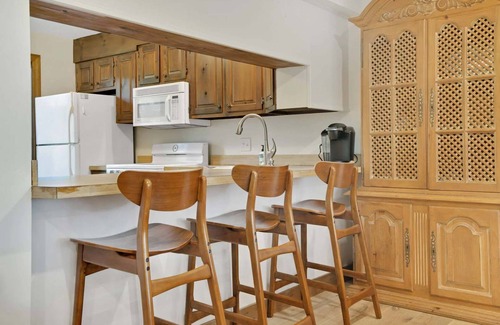 Quechee Condo | Wood Burning Fireplace, Pet-Friendly - Saltbox 11A