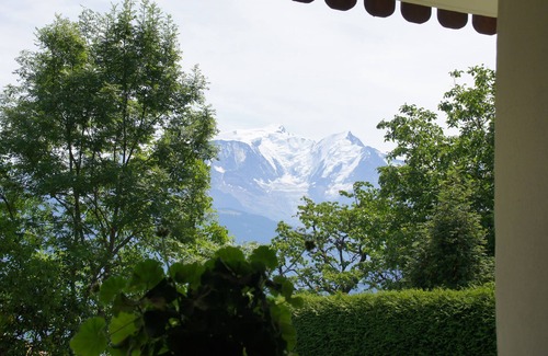 Combloux Apartment | Wood interior studio overlooking Mont Blanc