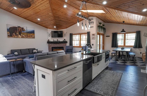 Pinetop-Lakeside Cabin | WOOD LODGE * SECLUDED REMODELED CABIN IN THE WOODS 1.25 ACRES