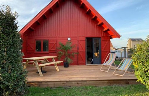 Asnelles House | Wooden house 50 m from the landing beaches close to shops and restaurants