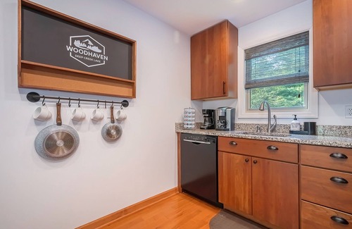 North Glade Hills House | Woodhaven | Dock Slip, Pool Table, Firepit!