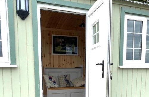 Perth House | Woodhead Shepherds Hut - Sleeps 2 - Mailer Farm
