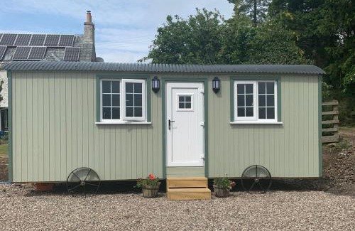 Perth House | Woodhead Shepherds Hut - Sleeps 2 - Mailer Farm