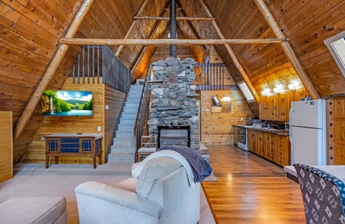 Woodland Park Cabin | Woodland Park Cabin Getaway: Mtn Views, Scenic Charm, Clouds & Hot Tub Retreat