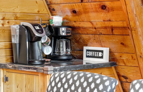 Woodland Park Cabin | Woodland Park Cabin Getaway: Mtn Views, Scenic Charm, Clouds & Hot Tub Retreat