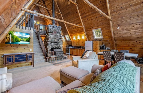 Woodland Park Cabin | Woodland Park Cabin Getaway: Mtn Views, Scenic Charm, Clouds & Hot Tub Retreat