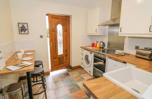 Cannock Cottage | WOODSTOCK LODGE, pet friendly, with a garden in Hednesford