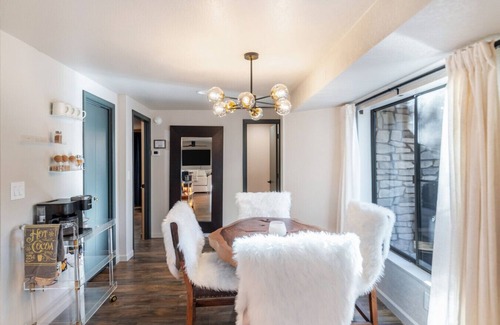 Munds Park Cabin | Woodsy 4BR Retreat w/Hot Tub | Near Trails