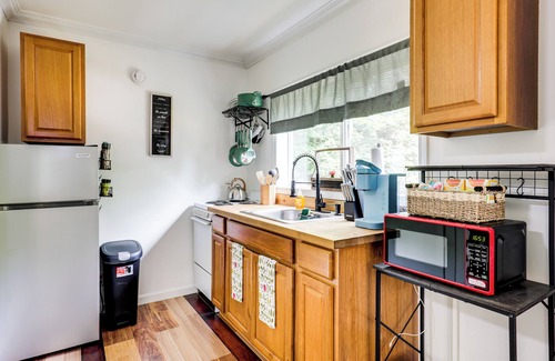 Pelkie Apartment | Woodsy & Charming! Tiny Cottage w/Yard in Pelkie