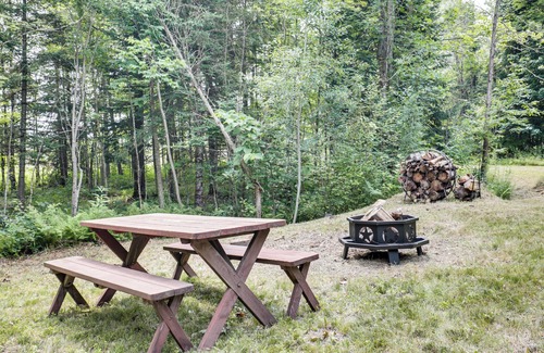 Pelkie Apartment | Woodsy & Charming! Tiny Cottage w/Yard in Pelkie