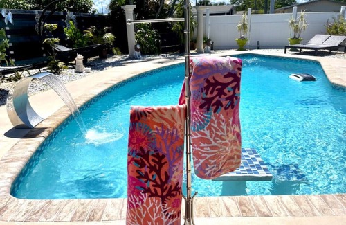 Sunset Villa | Work & Family Retreat: 4BR w/Heated Pool, Fast Wi-Fi, Near Airport, Hard Rock