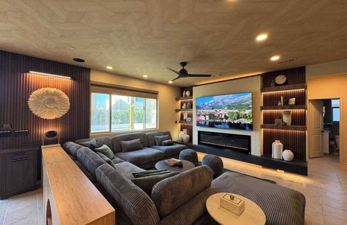 Coachella House | WOW! 7 bedrooms! 10 beds! Villa Secreta