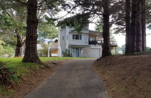 Shelter Cove House | Wow! Amazing Oceanview, walk to Beach & Game room!